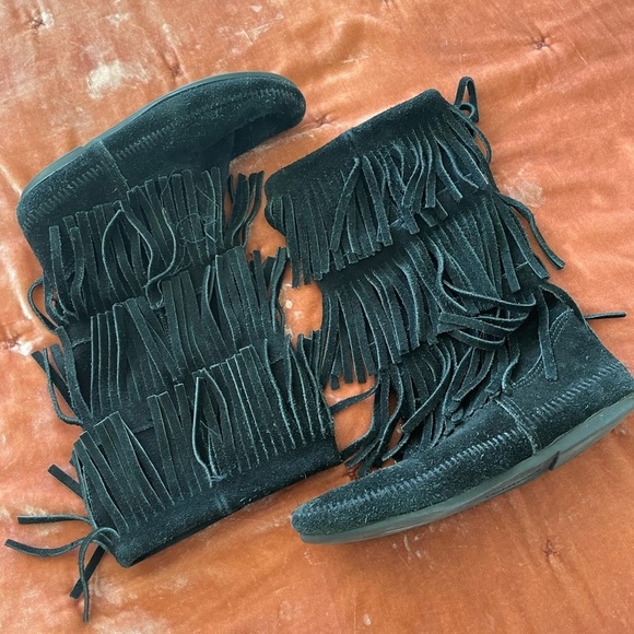 Minnetonka | Suede black fringe mid calf boots women’s size 7 - Picture 2 of 8